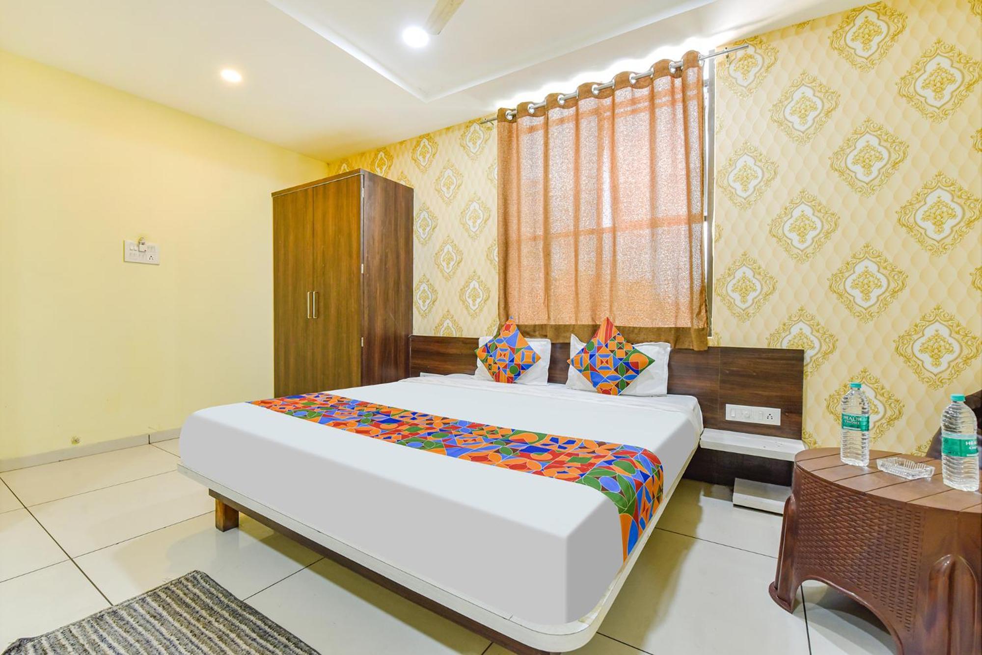 Fabexpress A2 And Restro Hotel Indore Bagian luar foto