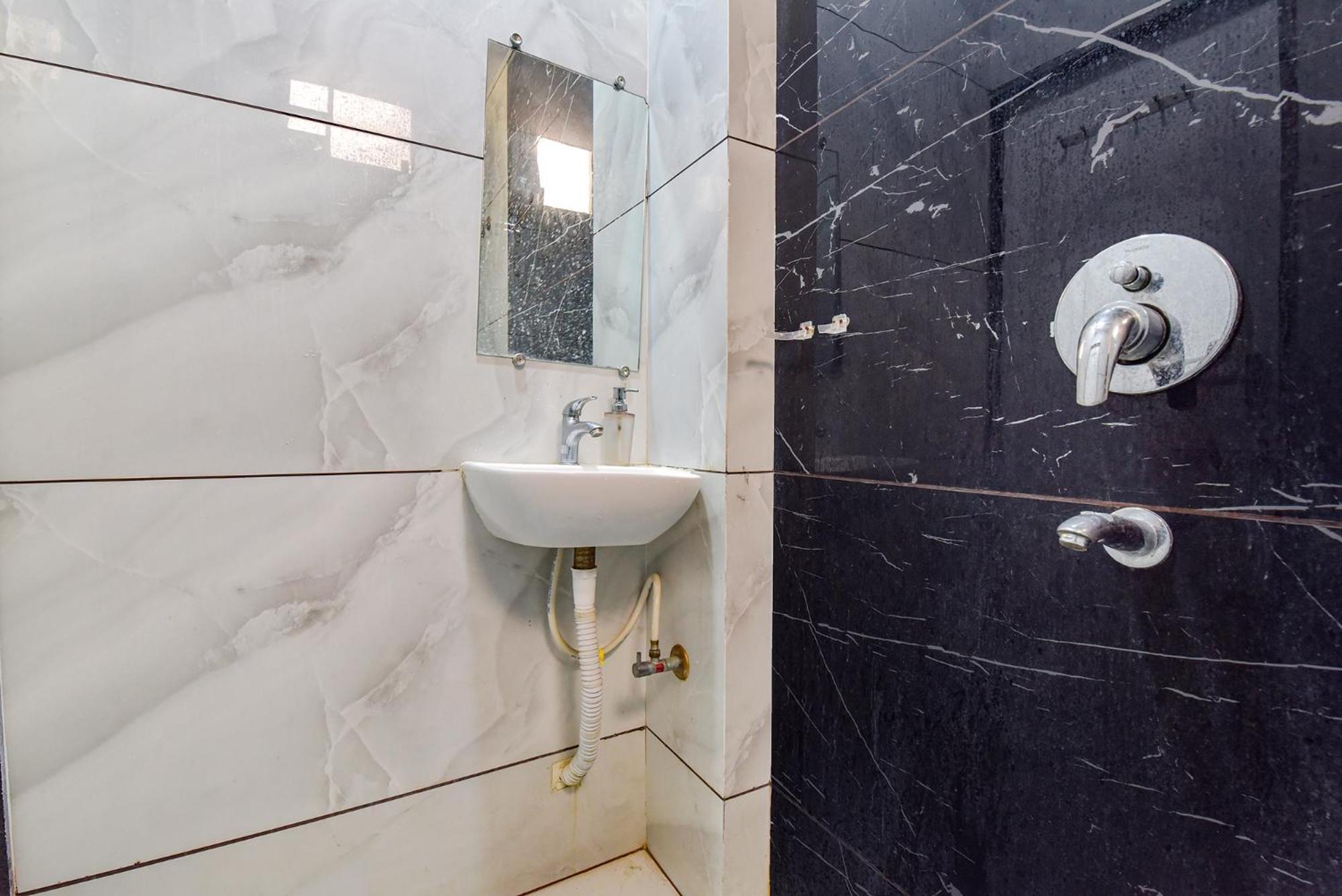 Fabexpress A2 And Restro Hotel Indore Bagian luar foto