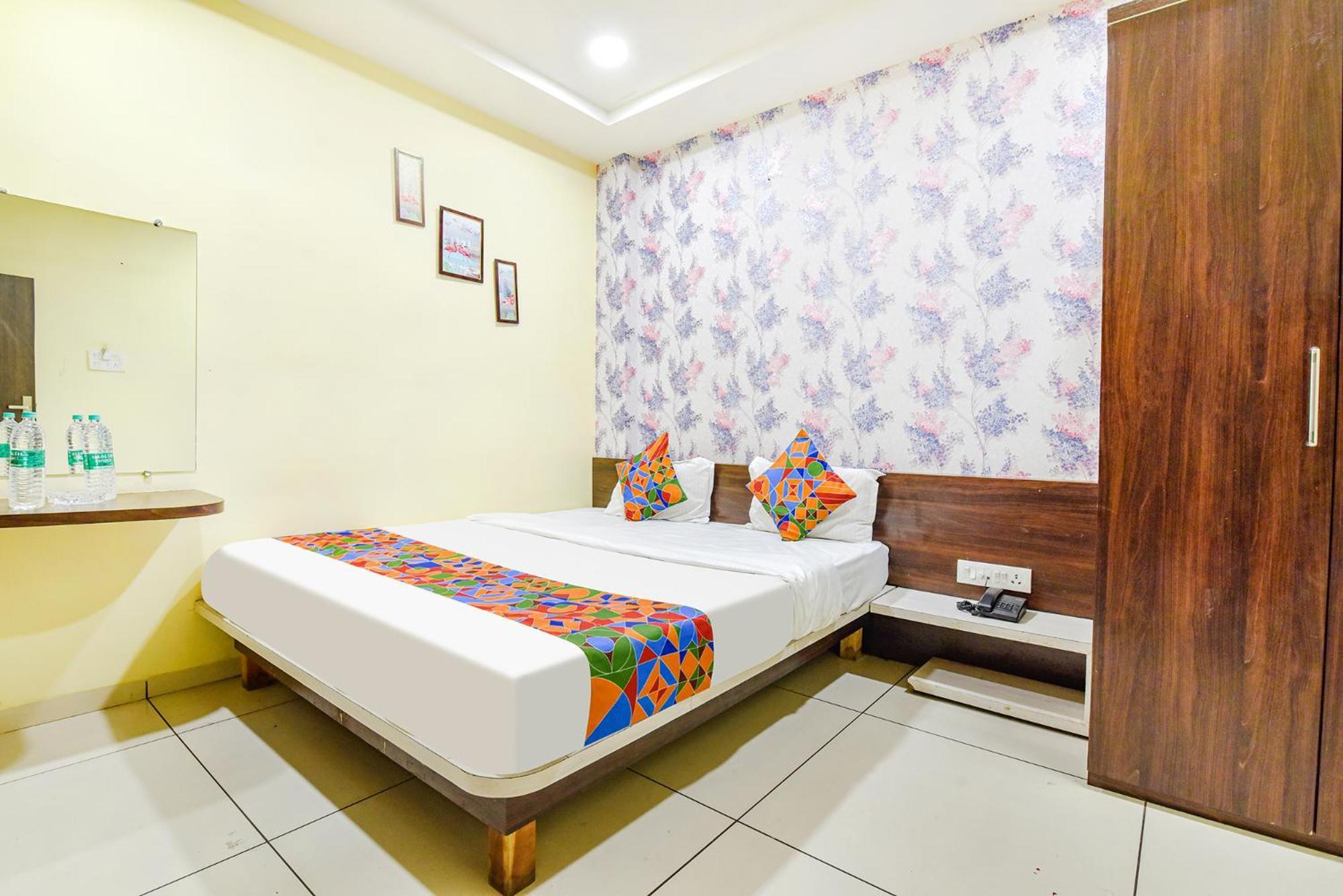 Fabexpress A2 And Restro Hotel Indore Bagian luar foto