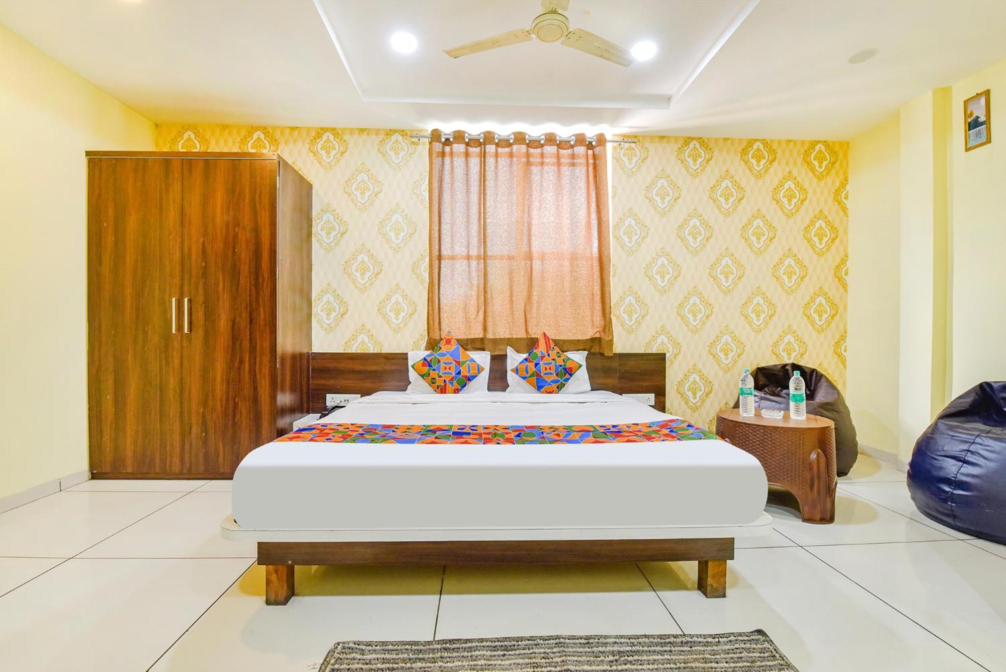 Fabexpress A2 And Restro Hotel Indore Bagian luar foto