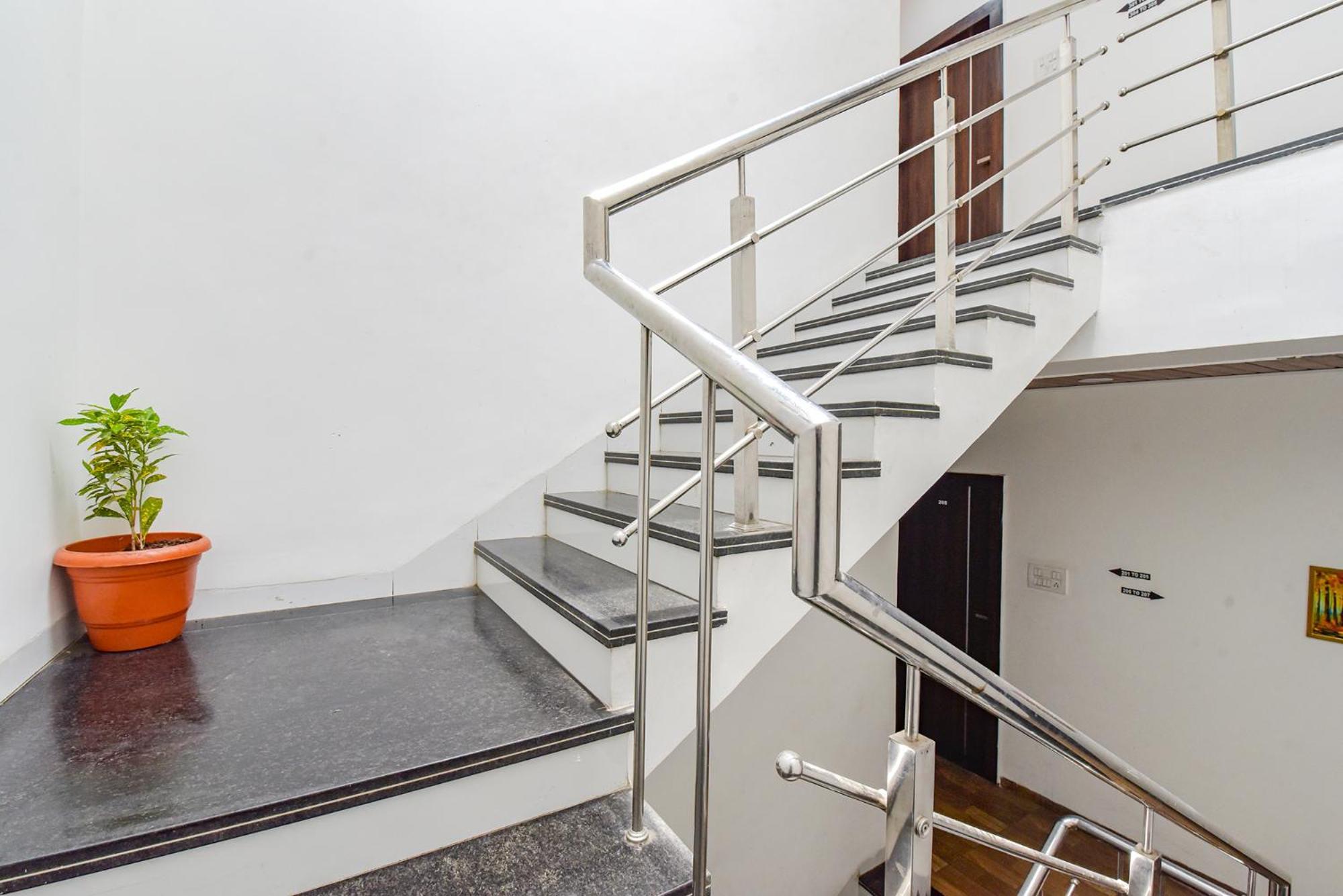 Fabexpress A2 And Restro Hotel Indore Bagian luar foto